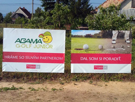 Dvojica reklamných bannerov upevnených na oplotení golfového ihriska