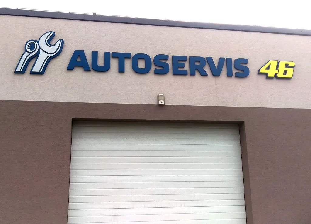 Vrstvené priestorové logo frézované zo styroduru