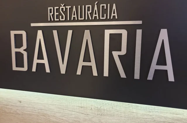 Frézované logo z brúseného hliníka na barovom pulte