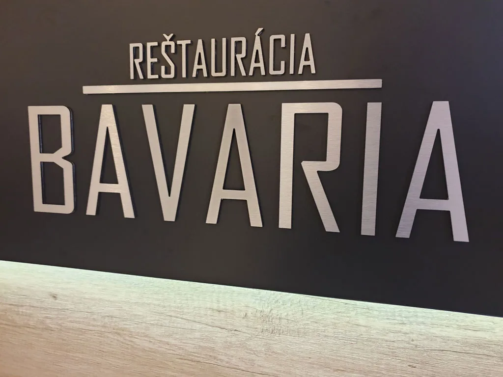 Frézované logo z brúseného hliníka na barovom pulte