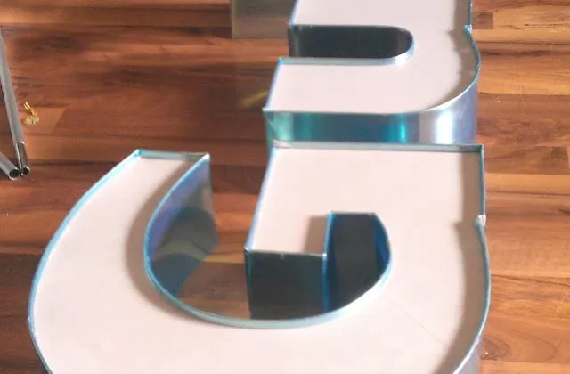 Kazetové podsvietené logo so svetelnými písmenami