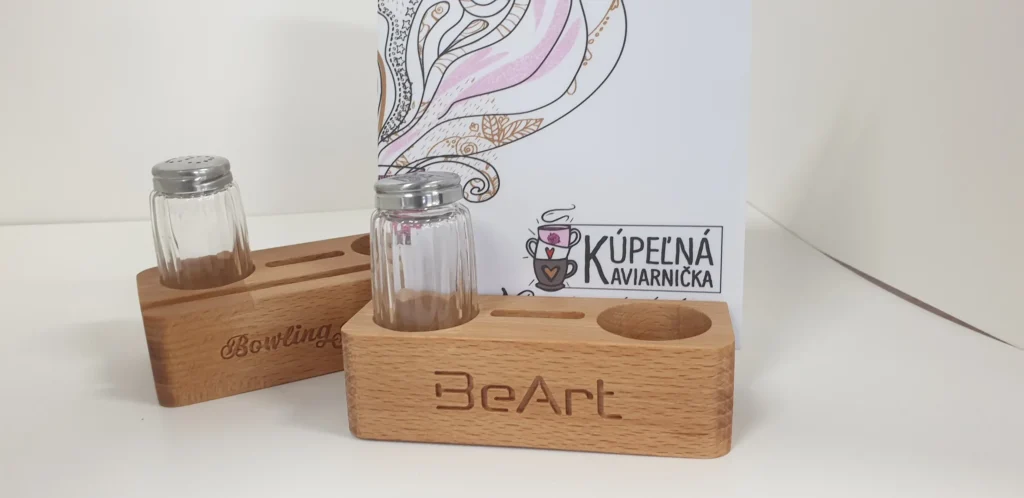 Bukové stojančeky na jedálny lístok a korenie s gravírovaným logom