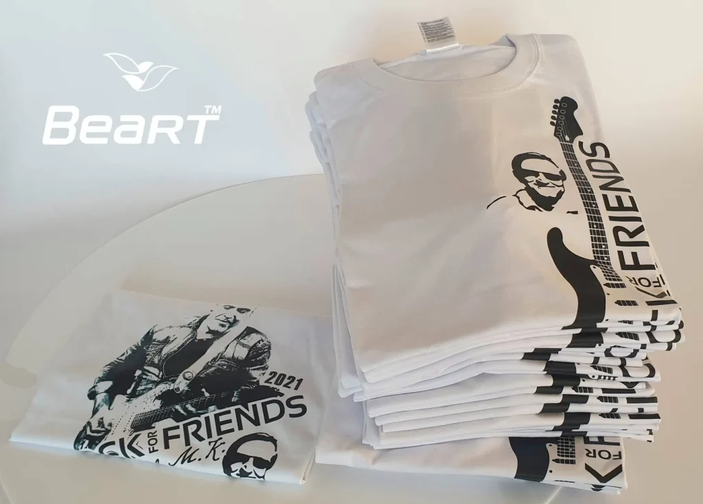 Séria bielych tričiek s čiernou DTF potlačou pre podujatie Rock for Friends