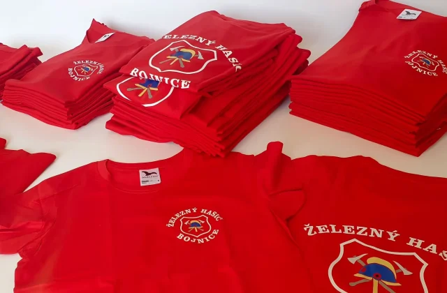 Klubová zákazka – desiatky červených tričiek s potlačou pre Železný hasič Bojnice