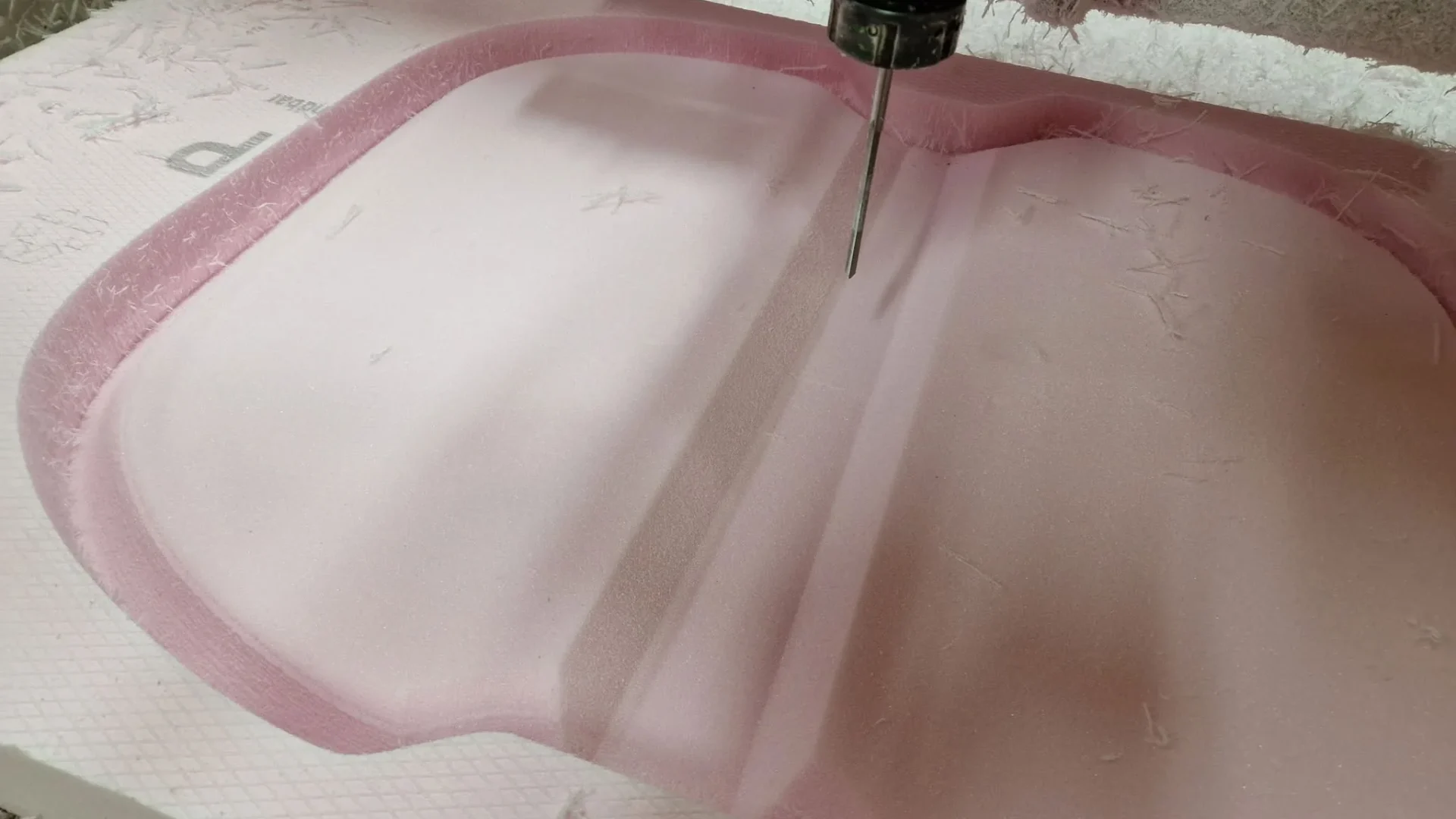 3D frézovanie na CNC – kužeľový nástroj vyrezáva priestorový reliéf do modelárskej dosky