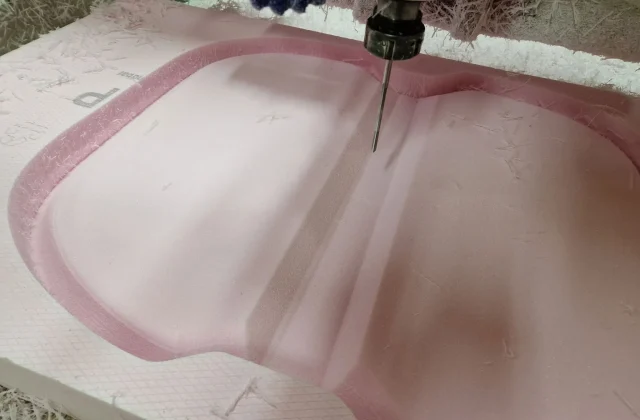 3D frézovanie na CNC – kužeľový nástroj vyrezáva priestorový reliéf do modelárskej dosky
