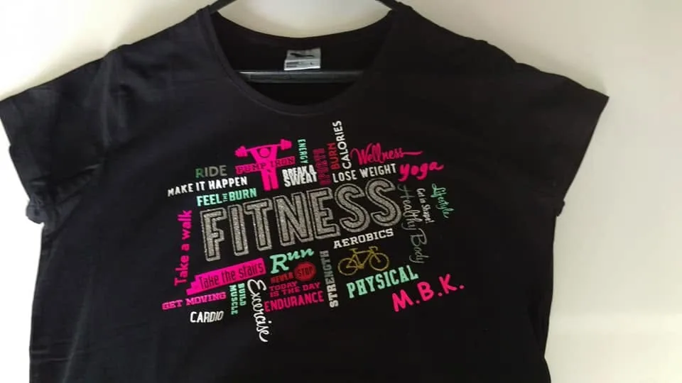 Dámske tričko s farebnou DTF potlačou motívu Fitness
