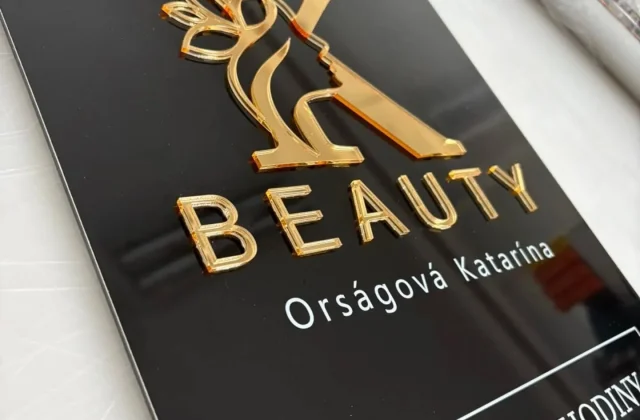 Čierna akrylátová firemná tabuľa so zlatým priestorovým logom rezaným laserom a bielou UV potlačou