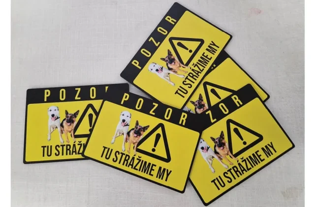 Žlto-čierne výstražné tabuľky POZOR, tu strážime my s fotografiami psov
