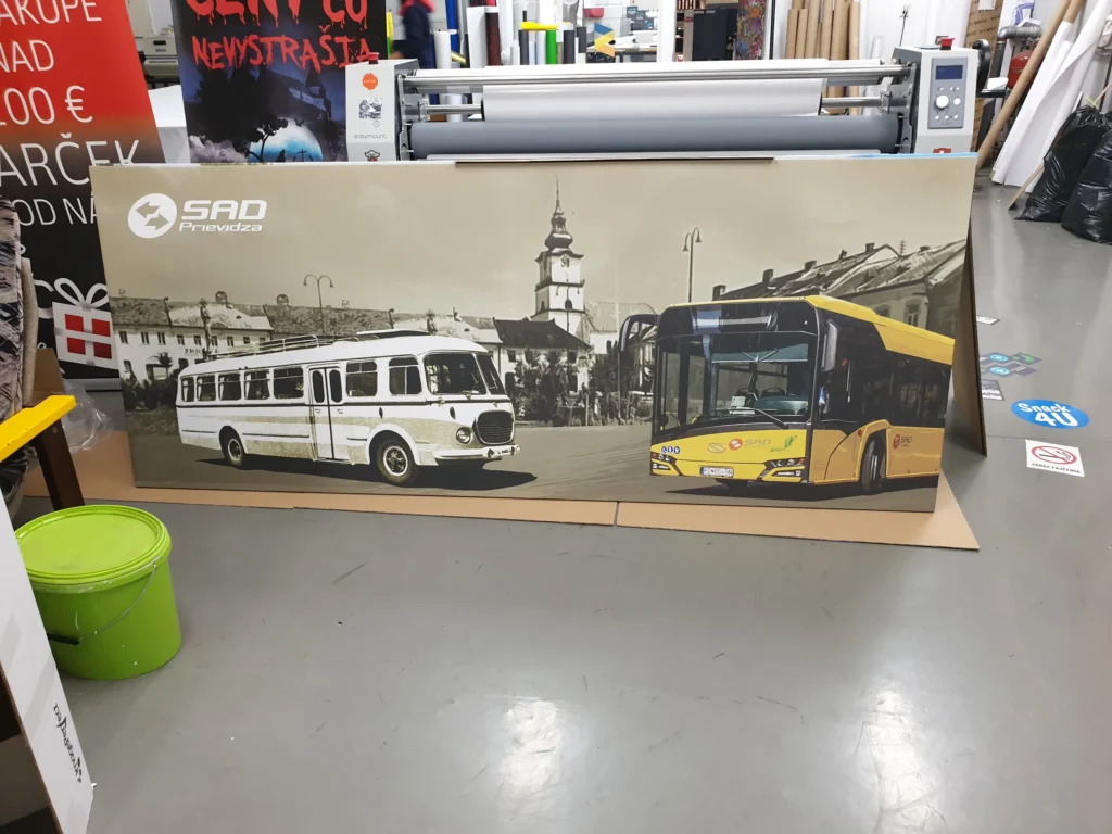 Veľkoformátová fotografia historického a súčasného autobusu na platni