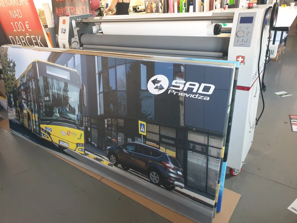 Veľkoformátová fotografia autobusu v meste na pevnej platni