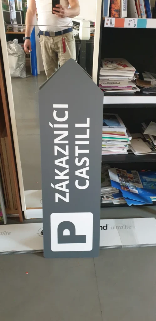 Tvarovaná kompozitná tabuľa s označením parkoviska pre zákazníkov