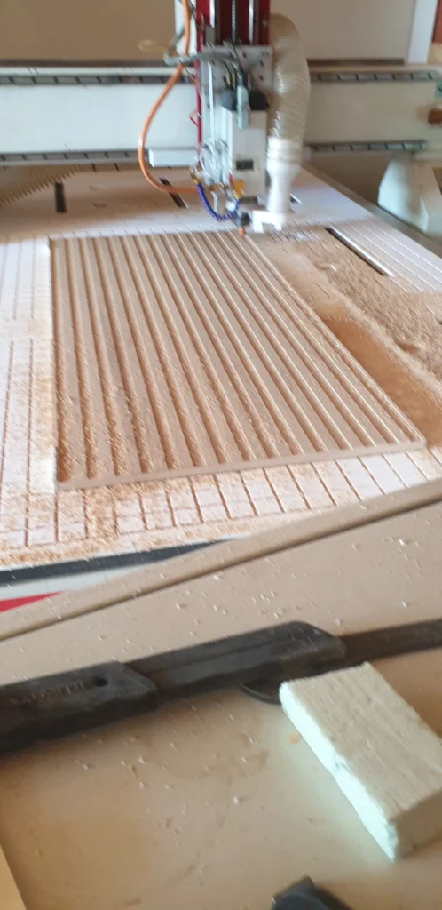 CNC fréza pri frézovaní drážok do panelu