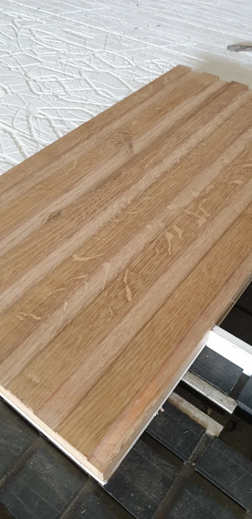 Masívny drevený panel s vyfrézovanými pozdĺžnymi drážkami