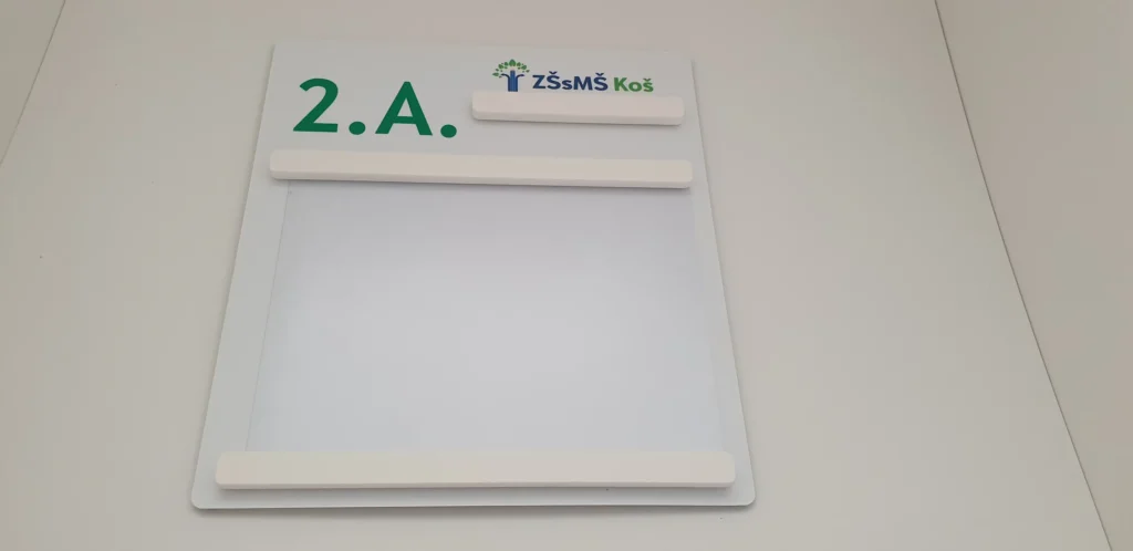 Dverová tabuľka triedy s priehľadnou vložkou