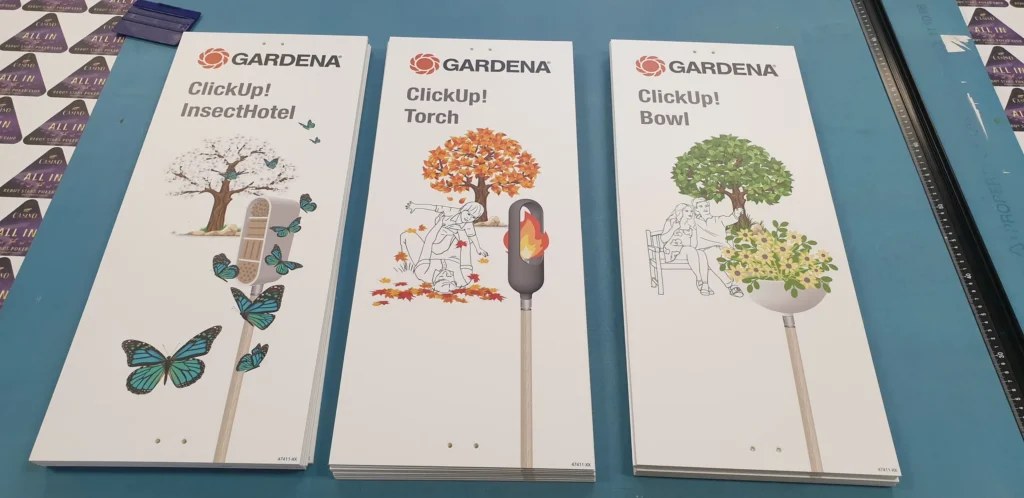 Tri potlačené tabuľky s ilustráciami stromov a produktov