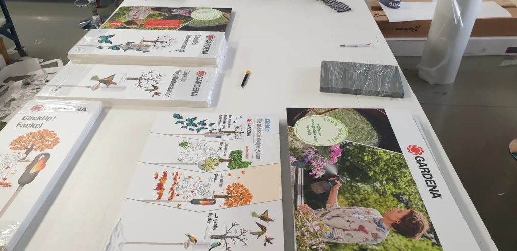 Séria potlačených tabuliek s ilustráciami na stole