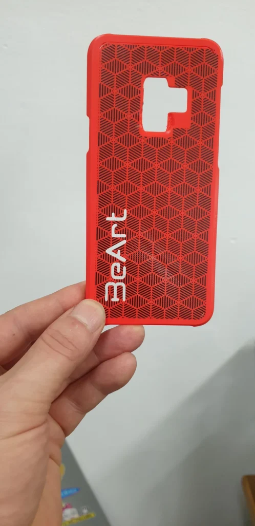Červený kryt na mobil z 3D tlačiarne s bielou UV potlačou loga