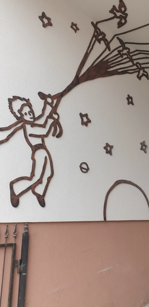 Postava Malého princa s vtákmi vyfrézovaná z PVC na stene