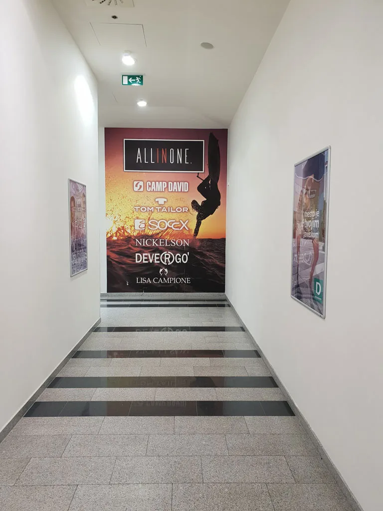 Veľkoplošná fototapeta v obchodnom centre