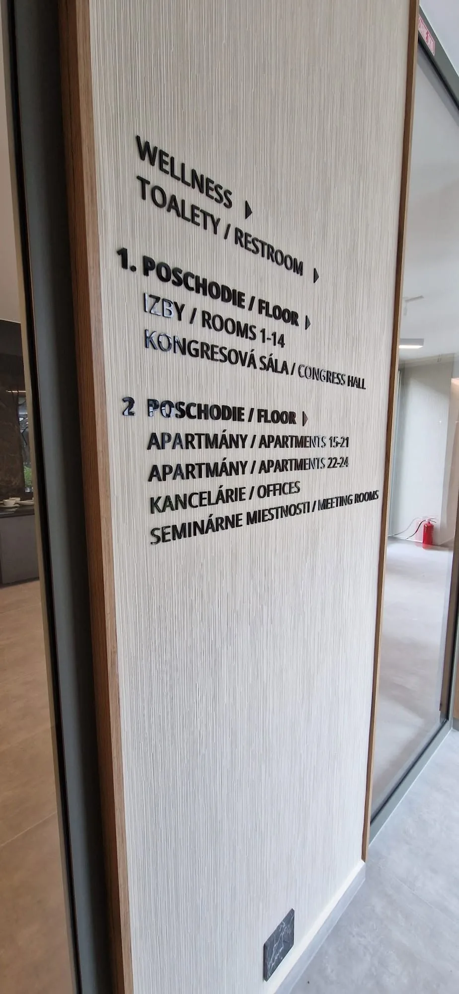 Nástenný orientačný systém s rozpisom poschodí, izieb, kongresovej sály a apartmánov v priestorových písmenách