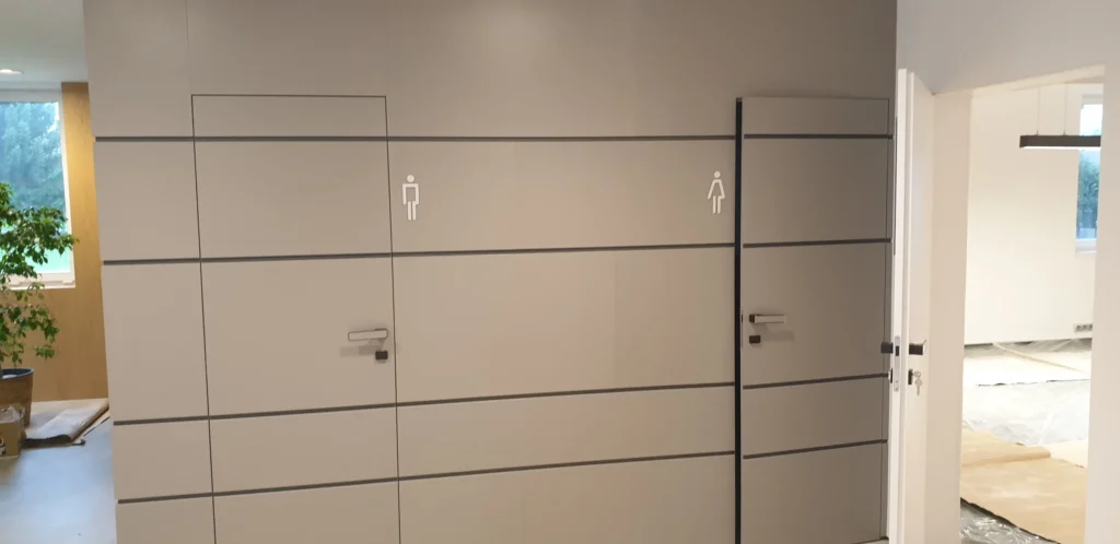 Piktogramy WC na obkladovej stene