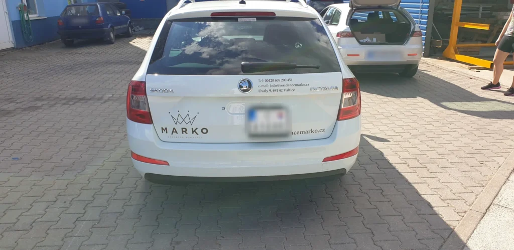 Zadná časť kombi s firemným logom a kontaktmi