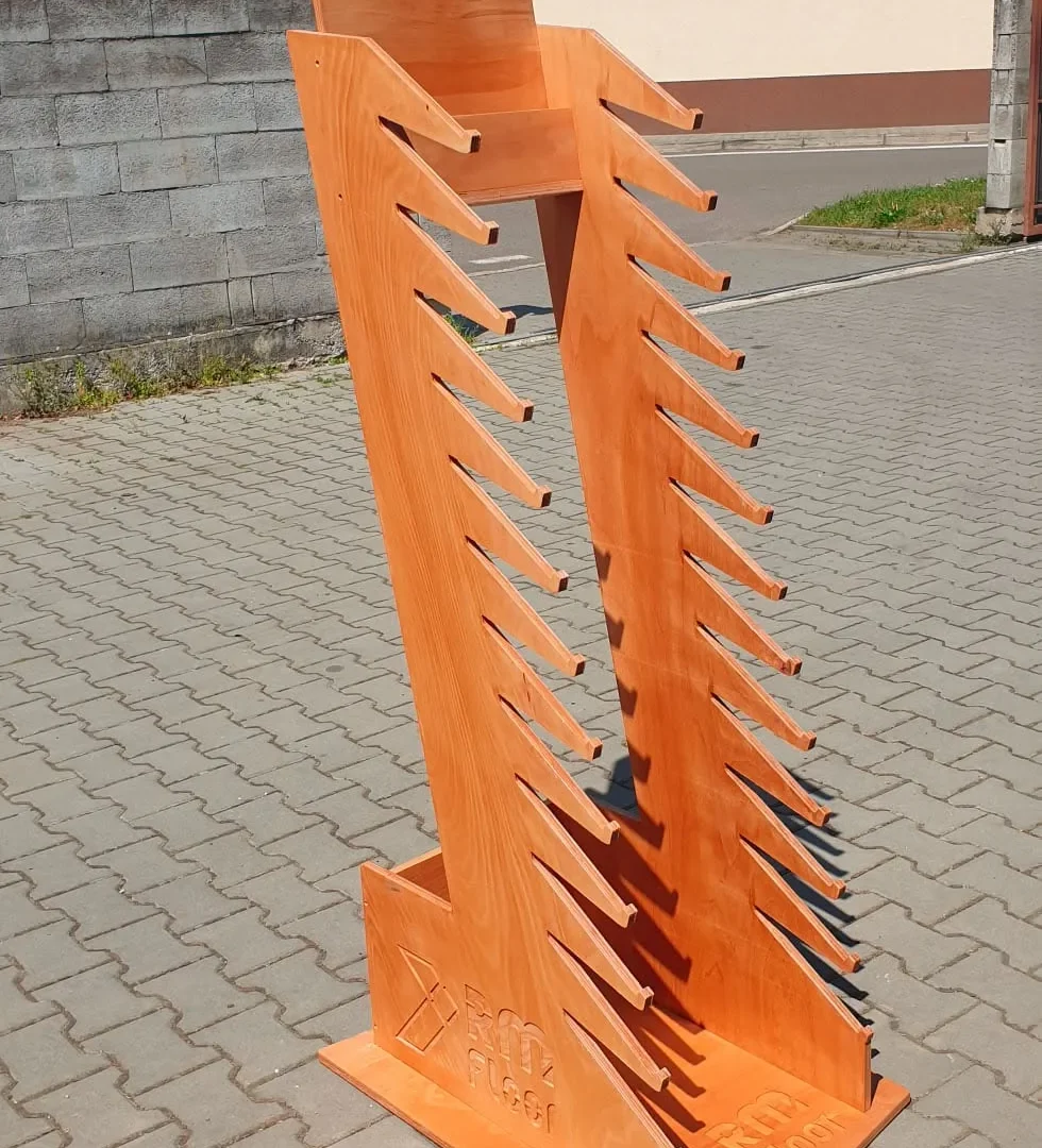 Hotový drevený prezentačný stojan s frézovaným logom a lištami na vzorky podláh
