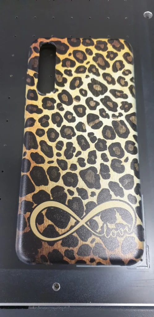 Kryt na mobil s UV potlačou leopardieho vzoru v tlačiarni