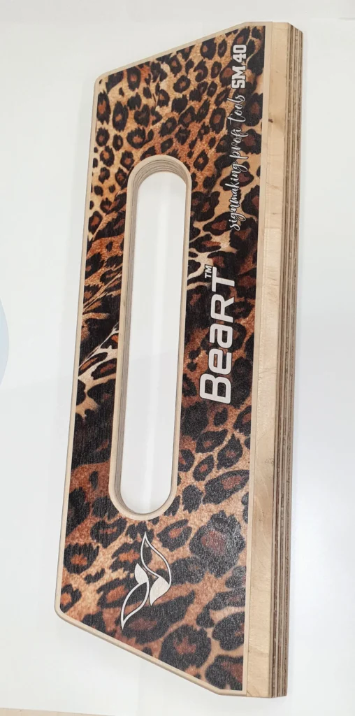 Tvarovaný diel z preglejky s leopardím vzorom a logom BeArt