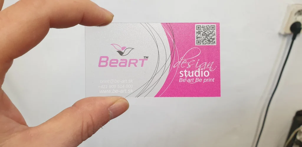 Priesvitná vizitka s farebnou potlačou a QR kódom v ruke