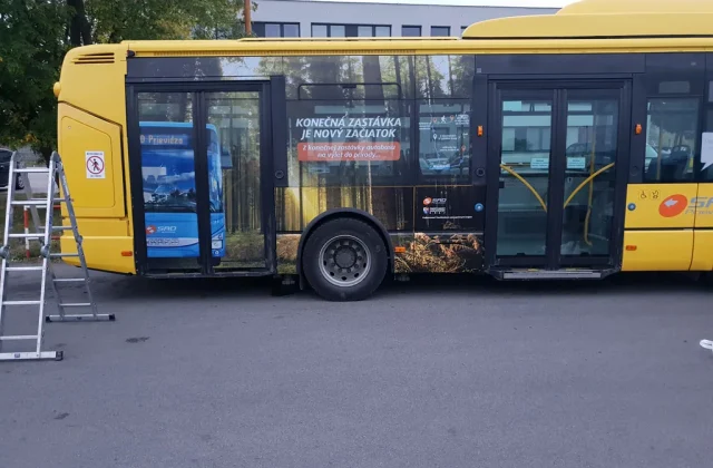 Mestský autobus s okennými polepmi z dierkovanej fólie one-way vision