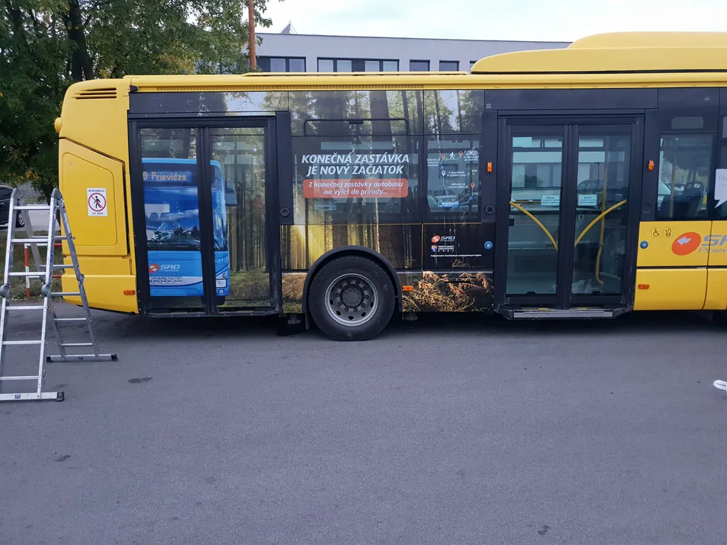 Mestský autobus s okennými polepmi z dierkovanej fólie one-way vision