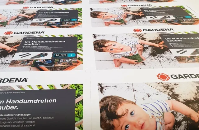 Séria reklamných plagátov po veľkoformátovej tlači na stole laminátora
