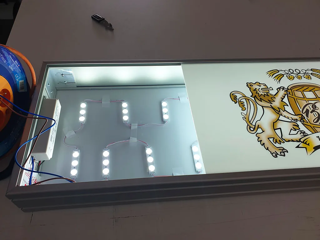 Otvorený svetelný panel s LED modulmi vo vnútri