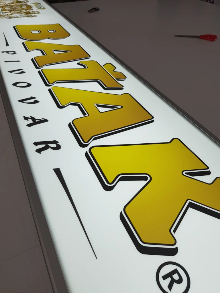 Detail svetelného panelu s logom pivovaru