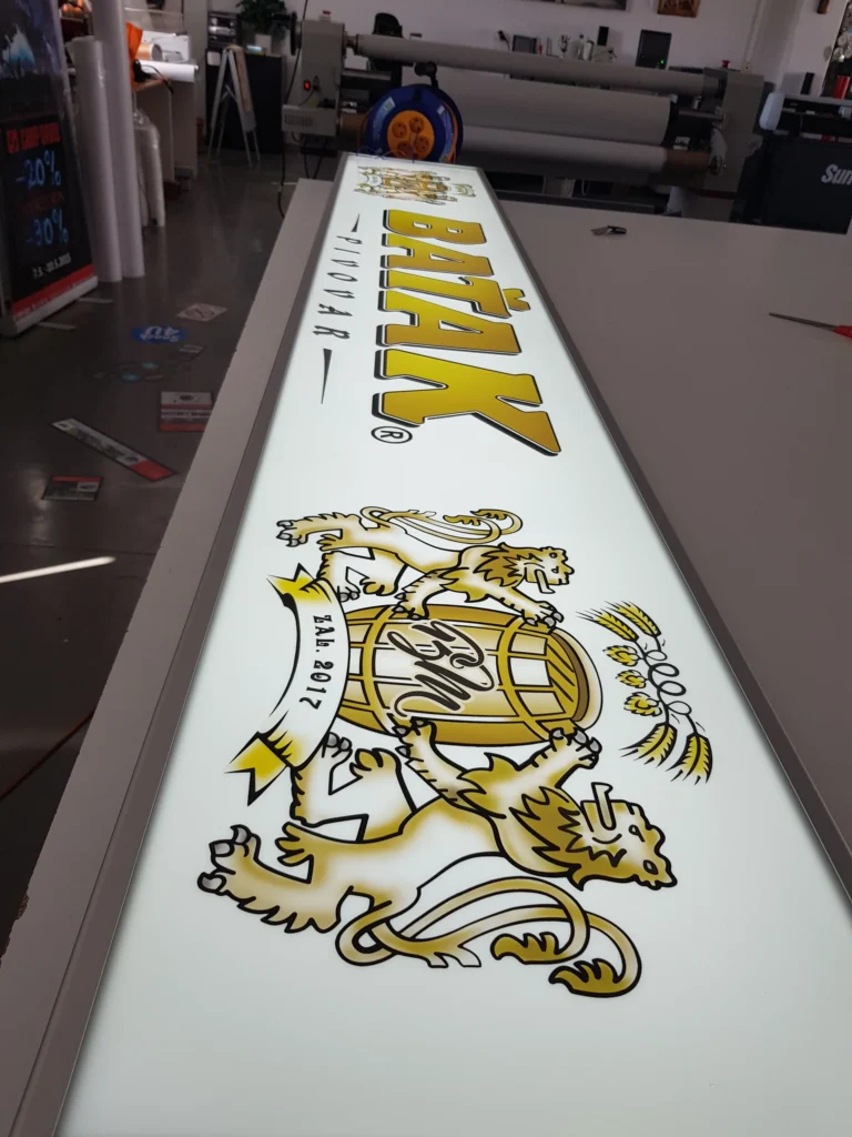 Hotový svetelný panel s logom pivovaru v dielni