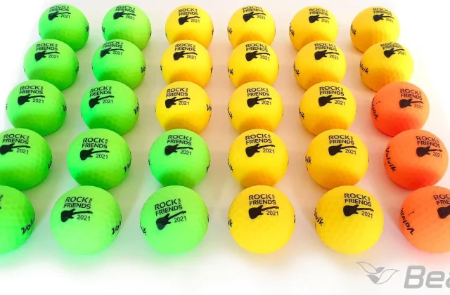 Tridsať farebných golfových loptičiek s čiernou potlačou loga turnaja, zoradených do mriežky