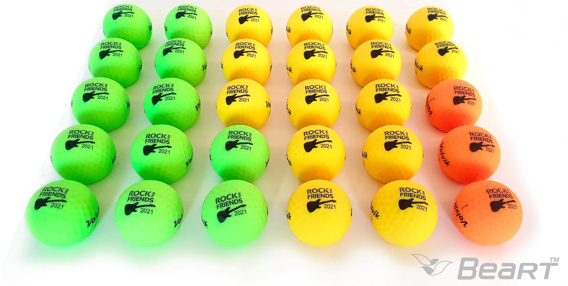 Tridsať farebných golfových loptičiek s čiernou potlačou loga turnaja, zoradených do mriežky